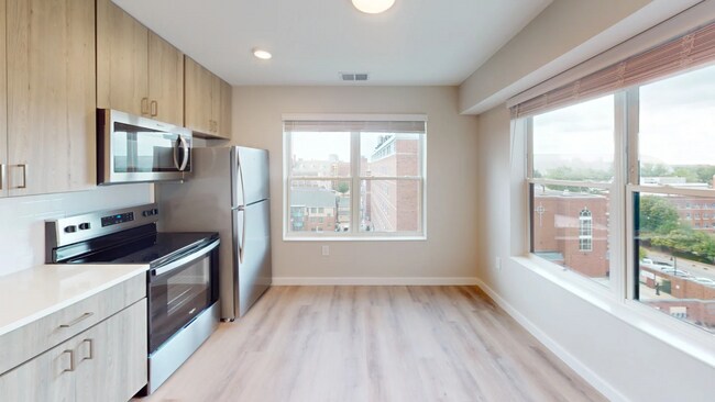 Interior Photo - 608 E Chalmers St