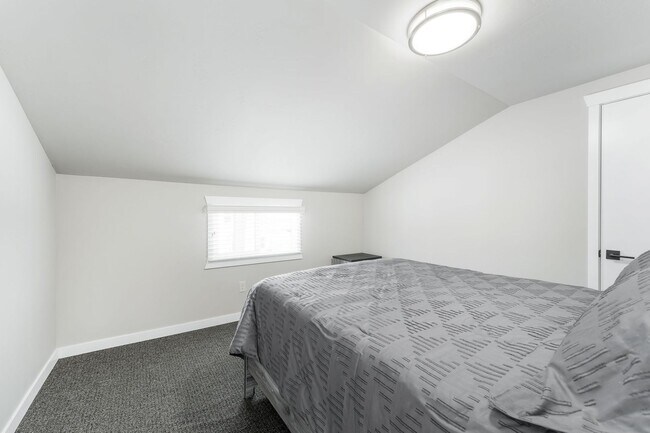 Building Photo - FURNISHED HOUSE! Short or Long Term! Large Newly Renovated Fully Furnished Modern 5 Bedroom Home ...