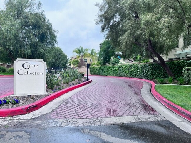 Building Photo - Redlands Home in Gated Community