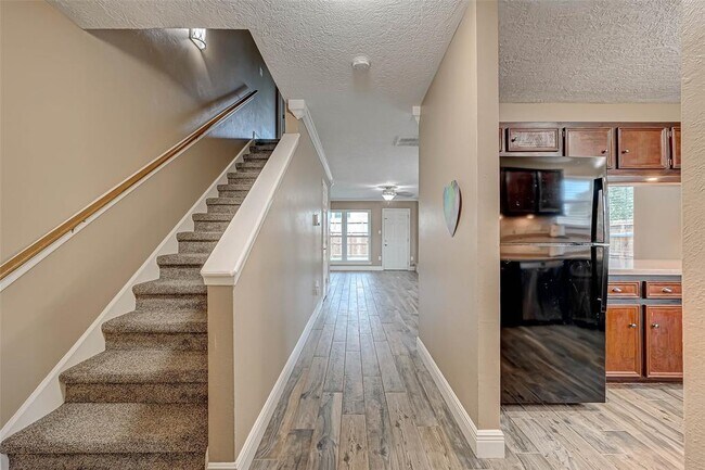 Building Photo - 502 Birdsong Dr