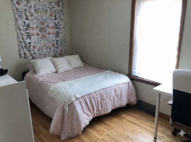 Building Photo - Great 4 Bed 1 Bath close to UWEC!