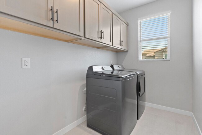 Building Photo - Stunning 3 Bedroom Home with SOLAR in Skye...