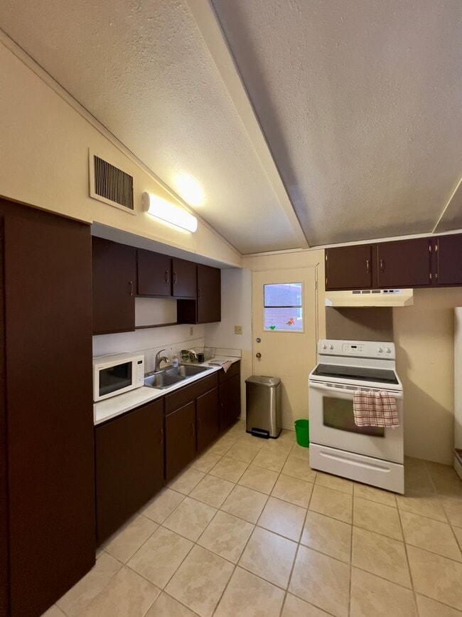 Building Photo - 601 Fairbanks St