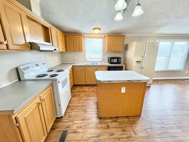 Building Photo - **APPLICATION RECEIVED**  *AVAILABLE NOW* An absolute must see!  5 bedrooms, 3 baths in Burnet, TX.