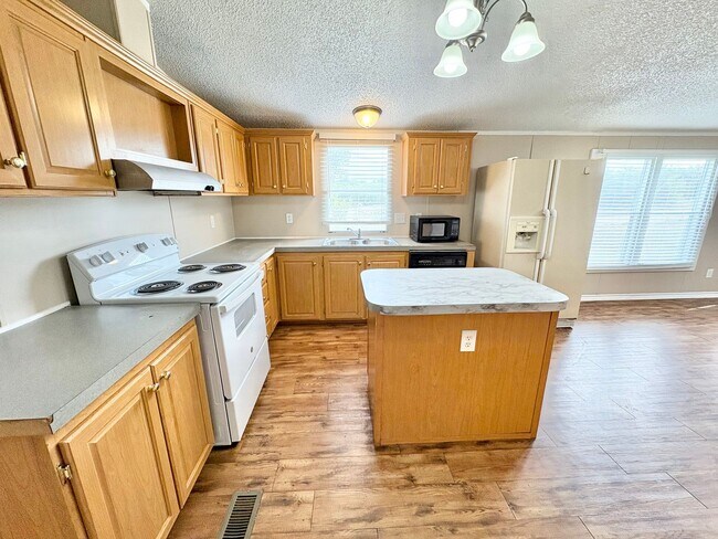 Building Photo - *AVAILABLE NOW* An absolute must see!  5 bedrooms, 3 baths in Burnet, TX.