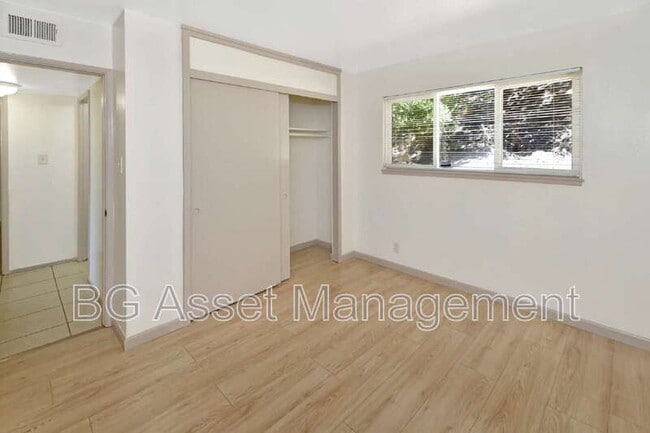 Building Photo - 8049 Greenridge Dr