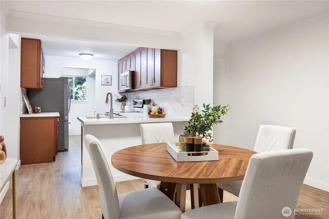 Building Photo - 2Bd/1.75Ba Kirkland Condo