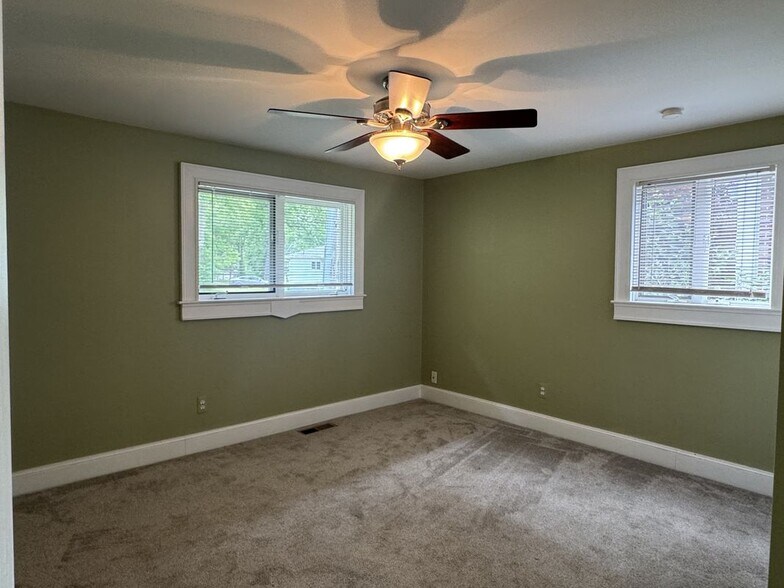 Building Photo - 1508 Lakeview Dr