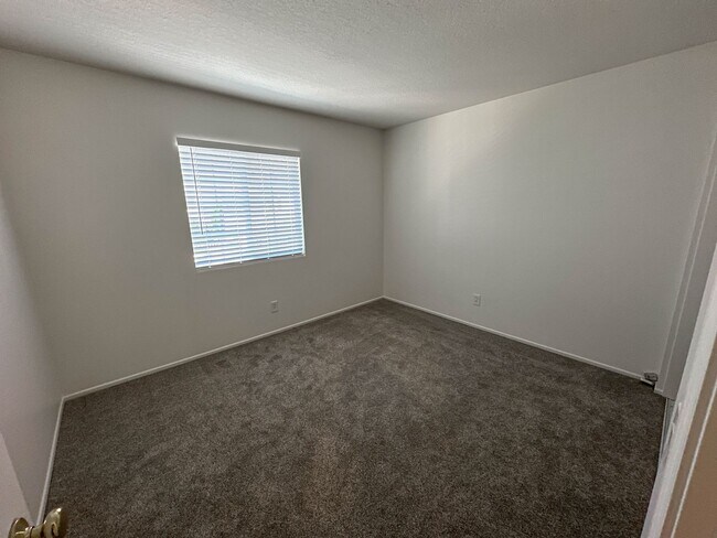 Building Photo - Charming 4-Bedroom Home with a Private Yard & Community Pool in Valencia!