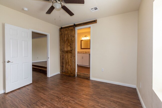 Building Photo - 3 Bed | 2 Bath in Coweta!