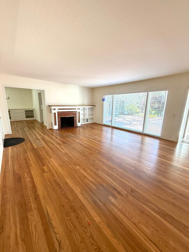 Building Photo - 810 Martin St