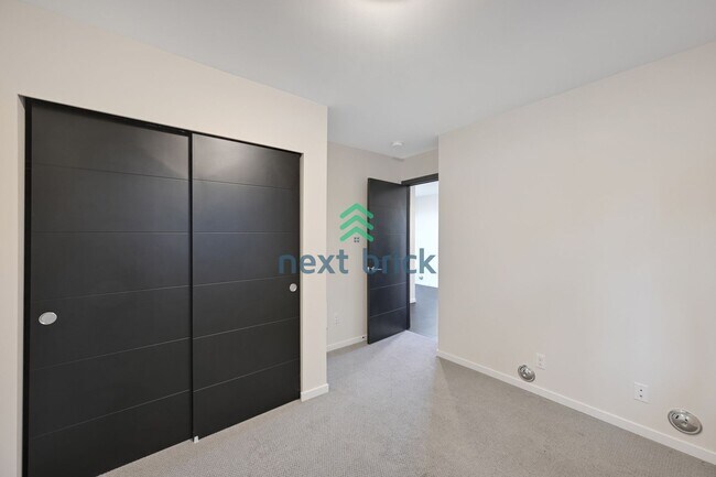 Building Photo - 3 BED & 2.5 BATH SINGLE FAMILY HOUSE FOR RENT