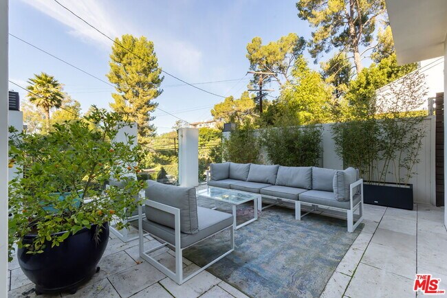 Building Photo - 7473 Mulholland Dr