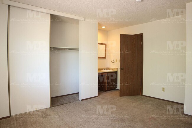 Building Photo - 925 Columbia Rd