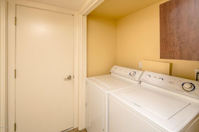 Building Photo - Charming Golf Course Condo for Rent – Residential Estates