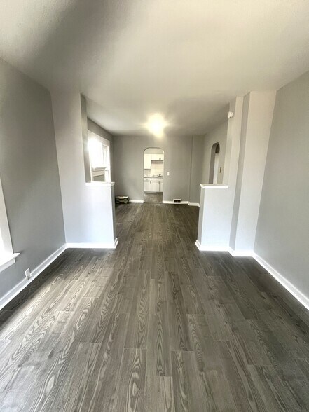 Building Photo - 704 W 18th St