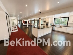 Building Photo - Spacious, Bright & Pet Friendly!