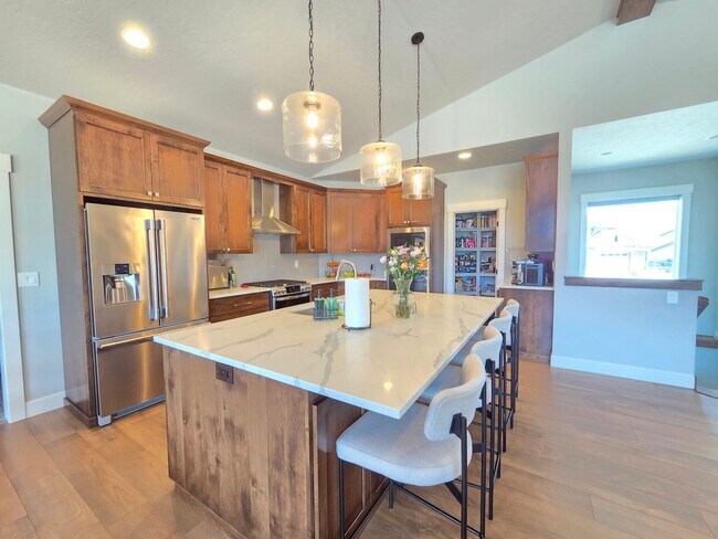 Building Photo - $4,800 - 5 Bed / 3 Bath Custom Built Home w/ Private Sport Court & Golf Green