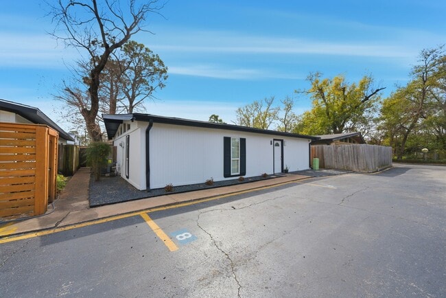 Building Photo - 4102 Sherwood Ln