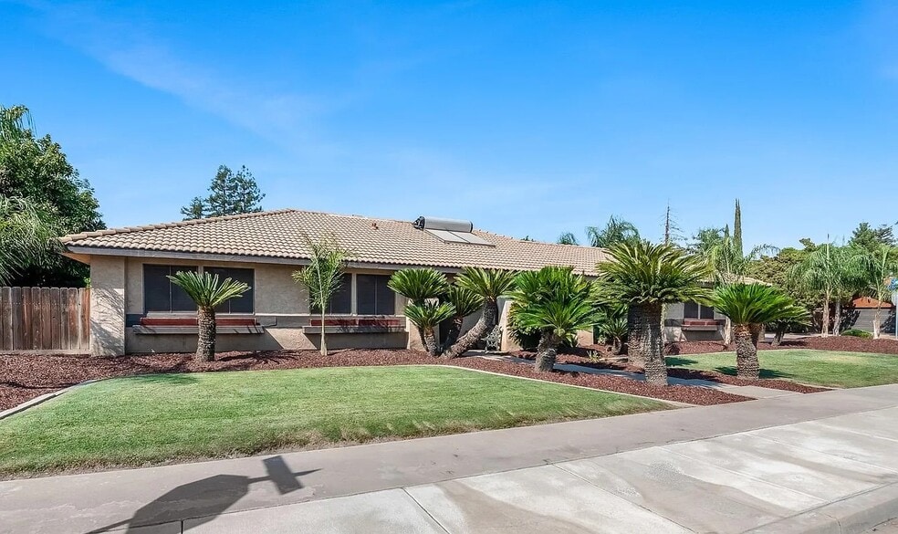 Building Photo - 1420 E Coelho Ave