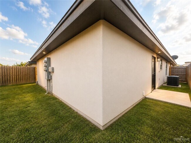 Building Photo - 16 Teak Dr