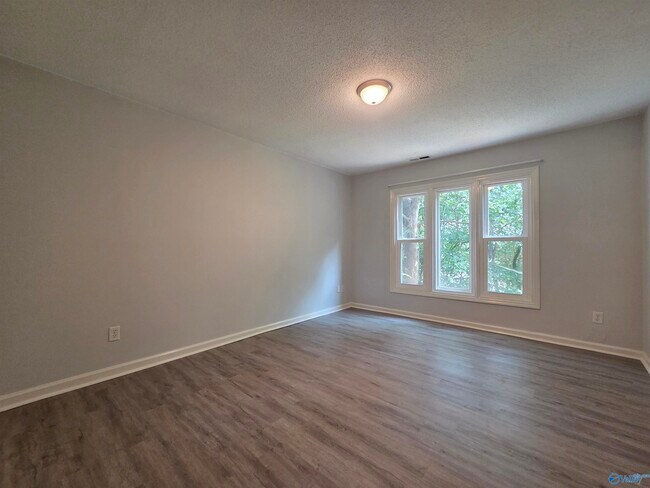 Building Photo - 211 Knollridge Cir SE
