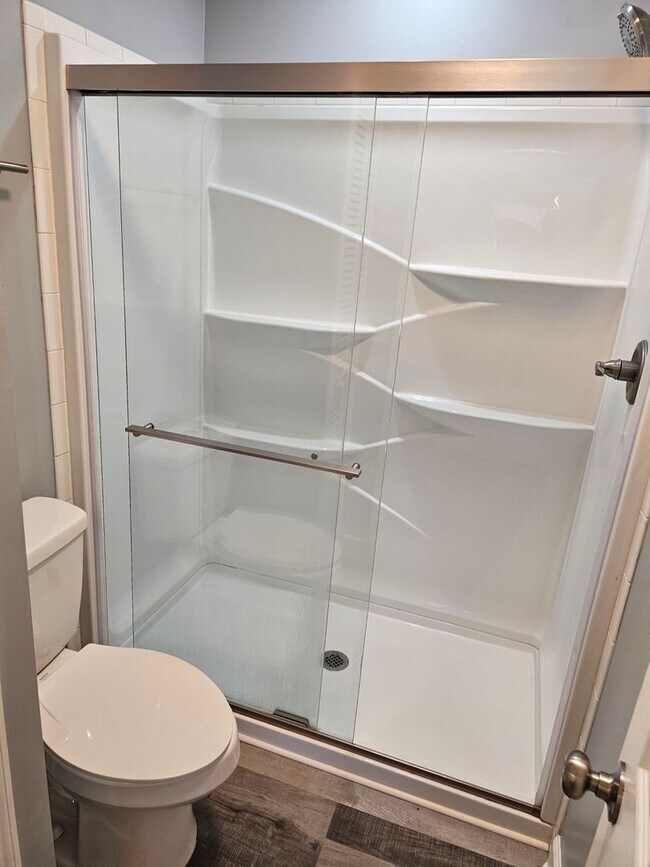 Building Photo - East Side 2 Bed 2 Bath Condo, Near Full Sa...