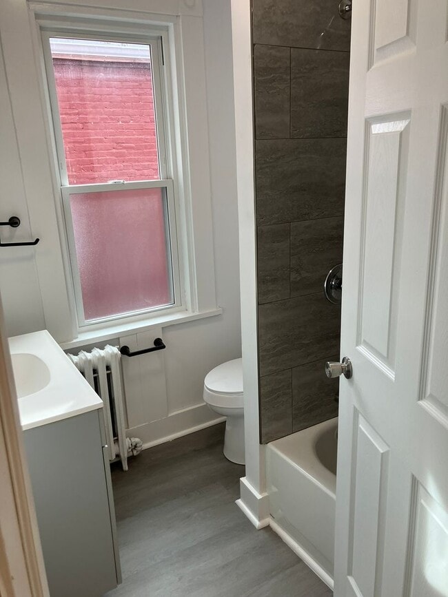 Building Photo - 422 John St