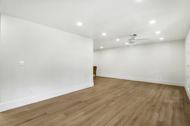 Building Photo - 1009 Alamanda Dr