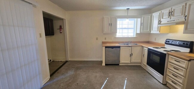 Building Photo - 2 Bedroom 1 Bath Close to Everything! Long...