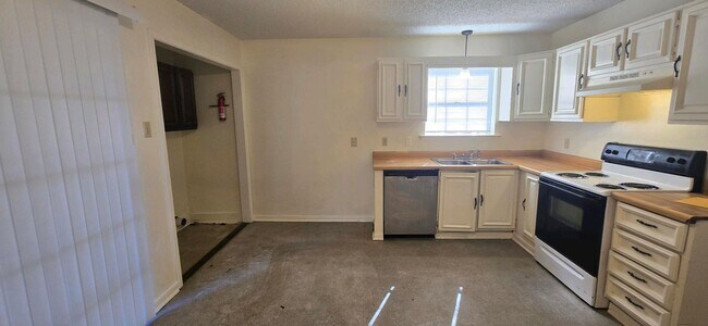 Building Photo - Available! 2 Bedroom 1 Bath Close to Everything! Longview, TX!
