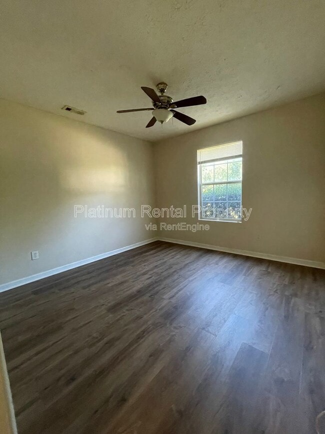 Building Photo - 9260 Golf View Dr