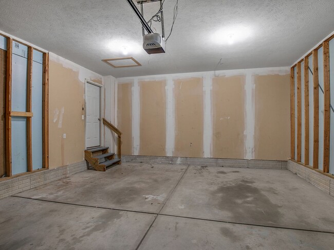Building Photo - New Carpet* New Luxury Vinyl Plank* New Qu...