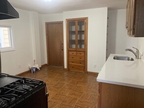 Building Photo - 112 S Common St