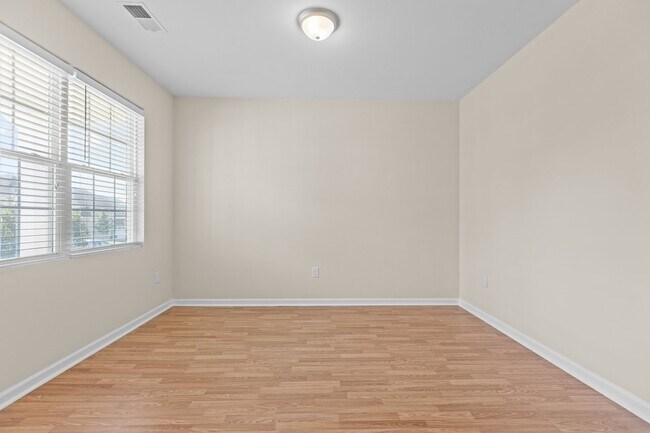 Building Photo - 624 Hiddenbrook Dr