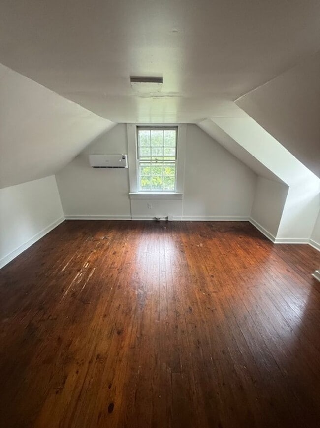 Building Photo - 3 Bedroom 1 Bath Available to Rent for $1,...
