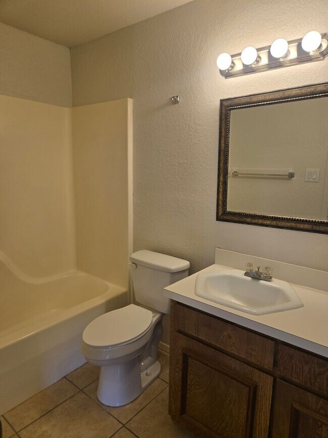 Building Photo - Affordable & Charming 2/1 Move in NOW!!!