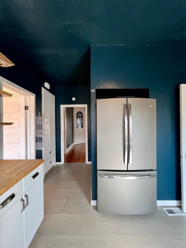 Building Photo - Huge Home Full of Character in the heart of MHK