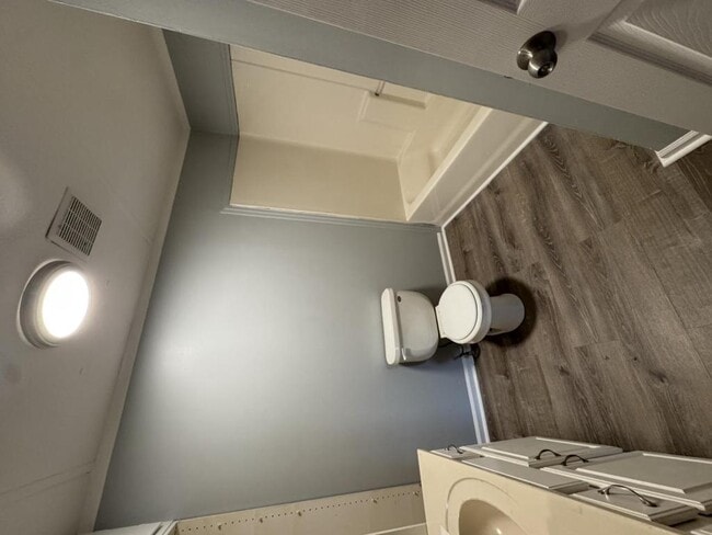 Building Photo - 102 Pine St