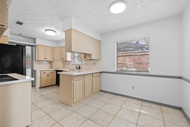 Building Photo - 13834 Oakwood Ln