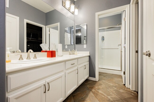 Building Photo - Stunning 4 bedroom 3.5 bath home with 3 ca...