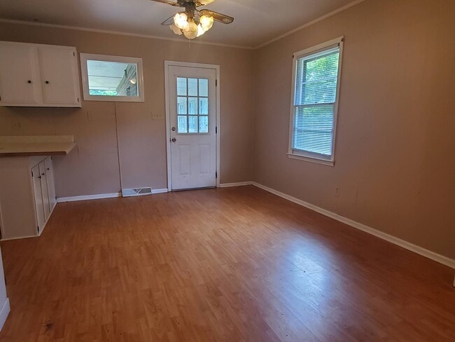 Building Photo - 255 Sunset Ln