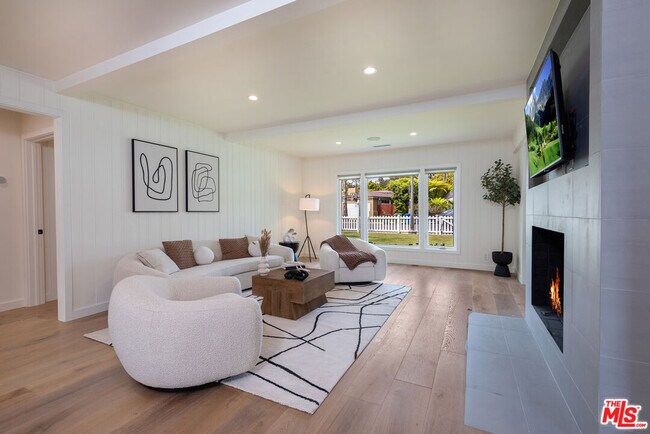 Building Photo - 527 S Bentley Ave