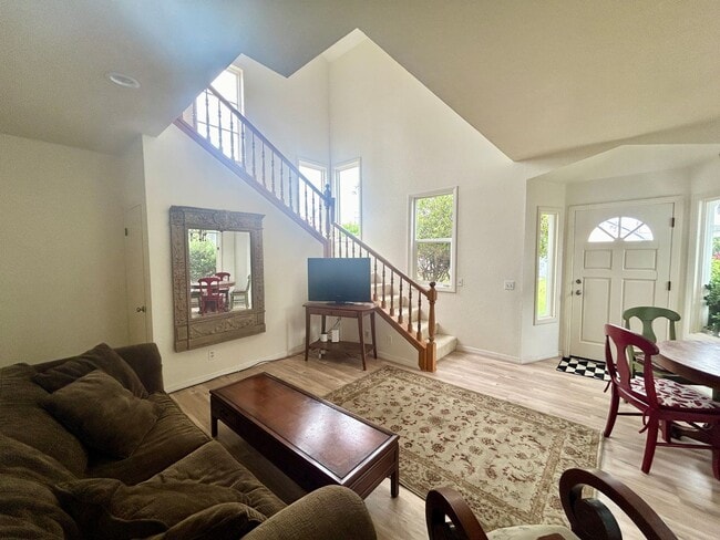 Building Photo - Spacious Beach House in South Oceanside