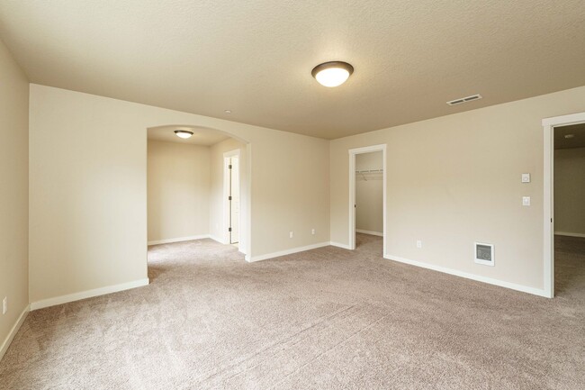 Building Photo - 3 Bedroom 2.5 Bath Townhome - Convenient R...