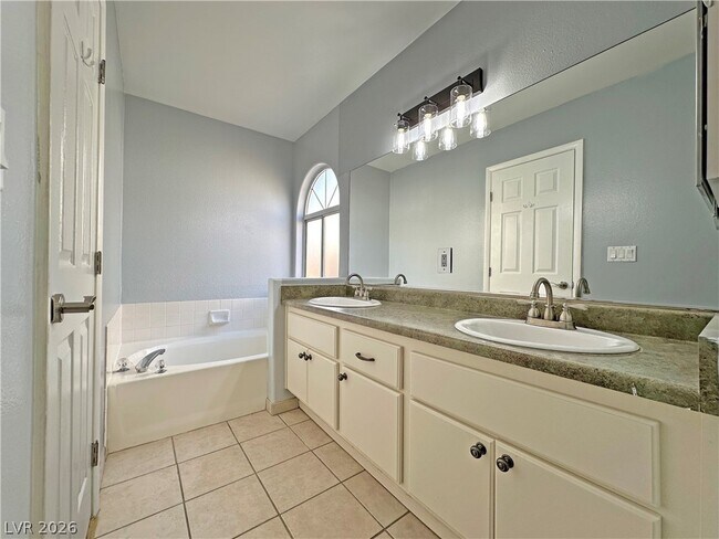 Building Photo - 2746 Sandalwood Ave