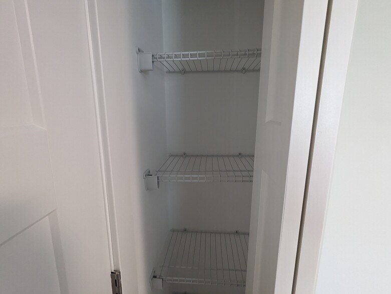 Building Photo - 456 W Barry Ave