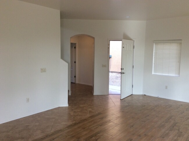 Building Photo - 4 Bdrm + Den / 2.5 Bath, 2 Story NW, off T...