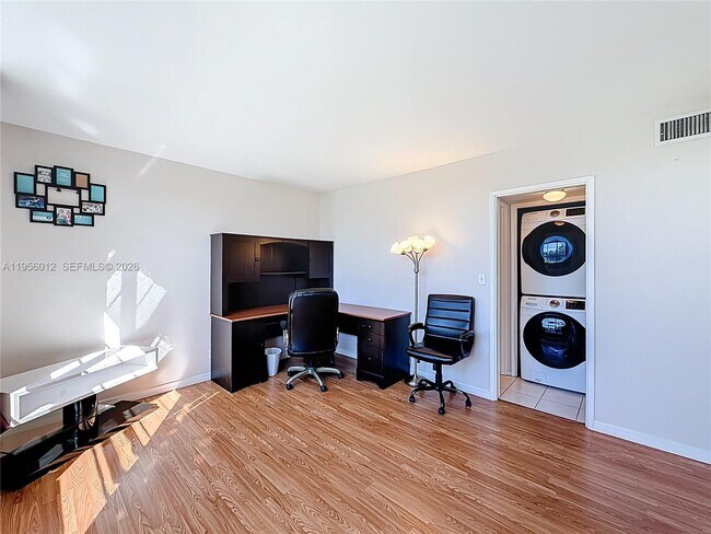 Building Photo - 605 Oaks Dr