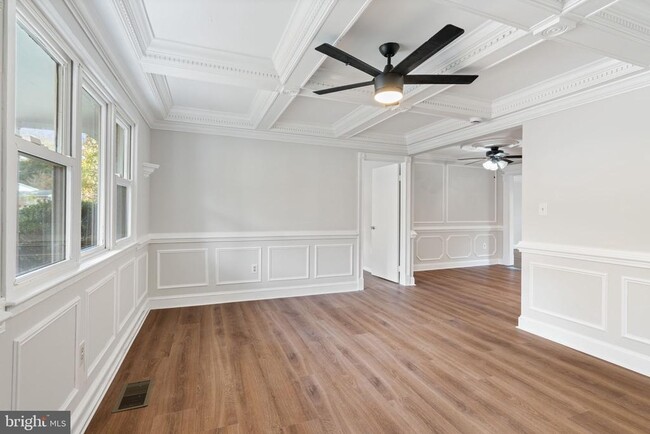 Building Photo - 4421 Kenwood Dr